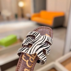 SAM EDELMAN(三姆爱德曼) 是来自纽约的轻奢设计师品牌 虞书欣代言同款🫰时尚休闲一字拖鞋 美式 SAM EDELMAN(三姆爱德曼) 是来自纽约的轻奢设计师品牌 虞书欣代言同款🫰时尚休闲一字拖鞋 美式
