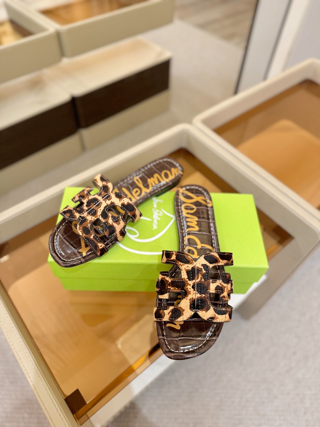 SAM EDELMAN（三姆爱德曼） 是来自纽约的轻奢设计师品牌 虞书欣代言同款🫰时尚休闲一字拖鞋 美式