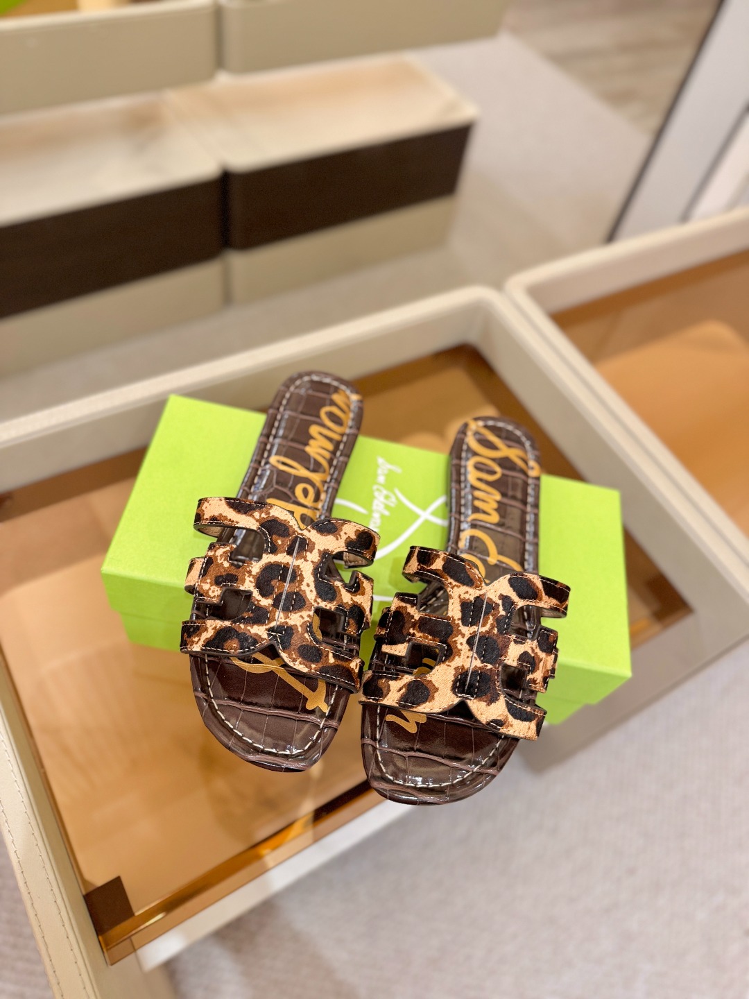 SAM EDELMAN（三姆爱德曼） 是来自纽约的轻奢设计师品牌 虞书欣代言同款🫰时尚休闲一字拖鞋 美式