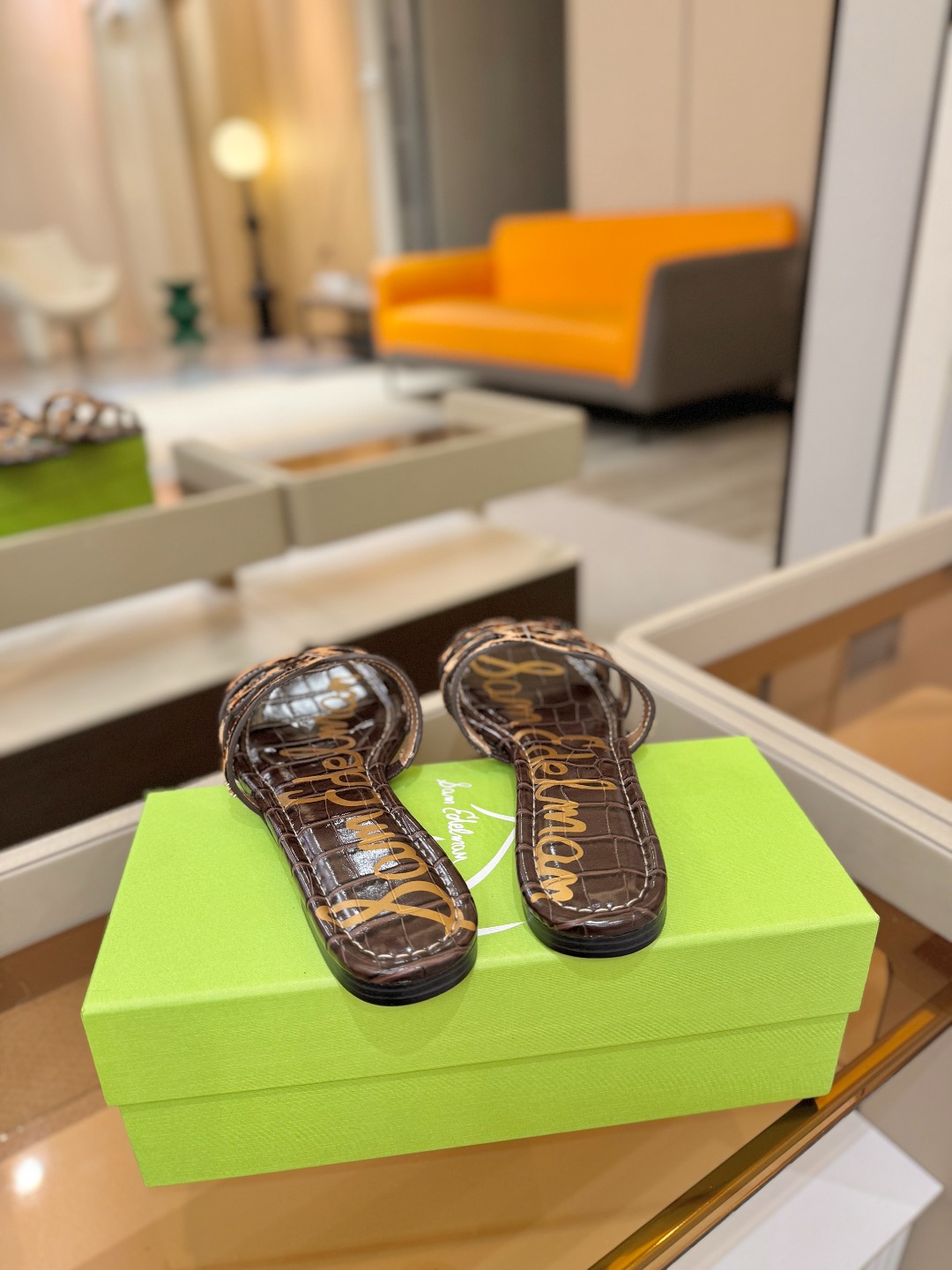 SAM EDELMAN（三姆爱德曼） 是来自纽约的轻奢设计师品牌 虞书欣代言同款🫰时尚休闲一字拖鞋 美式