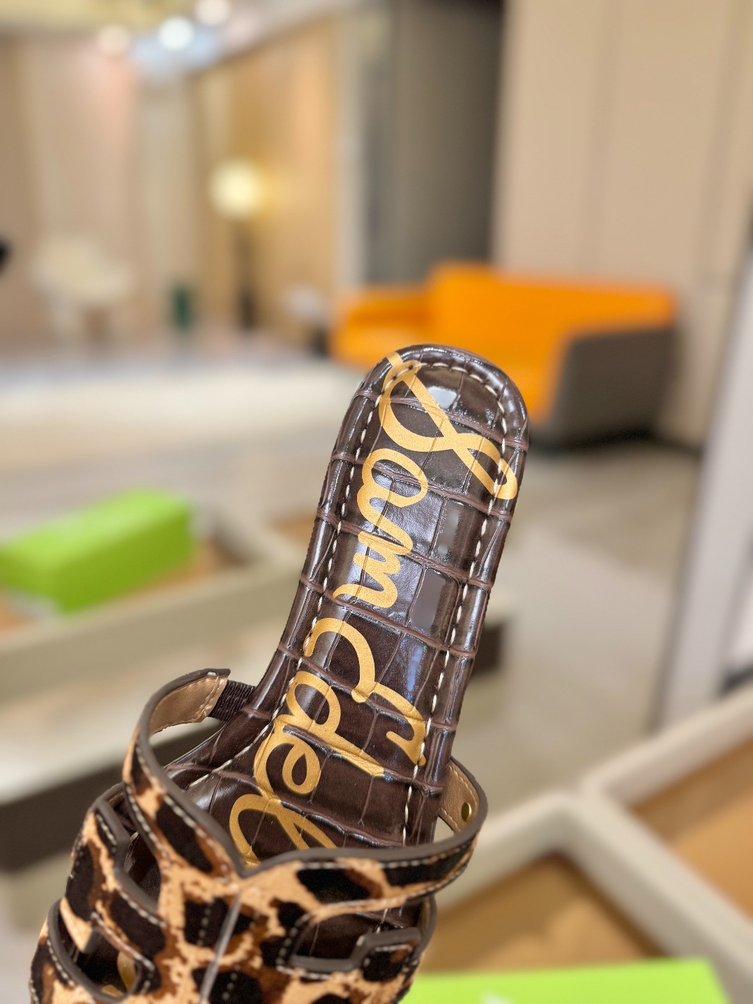 SAM EDELMAN（三姆爱德曼） 是来自纽约的轻奢设计师品牌 虞书欣代言同款🫰时尚休闲一字拖鞋 美式