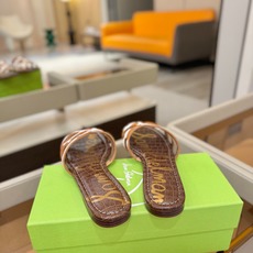 SAM EDELMAN(三姆爱德曼) 是来自纽约的轻奢设计师品牌 虞书欣代言同款🫰时尚休闲一字拖鞋 美式 SAM EDELMAN(三姆爱德曼) 是来自纽约的轻奢设计师品牌 虞书欣代言同款🫰时尚休闲一字拖鞋 美式