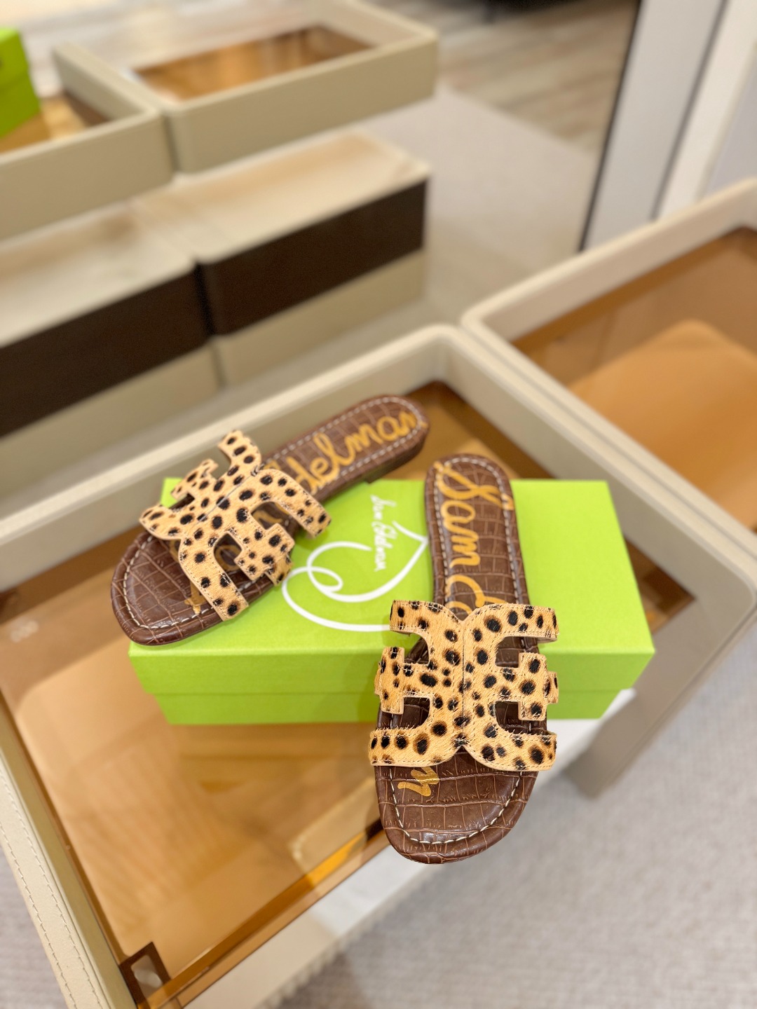 SAM EDELMAN（三姆爱德曼） 是来自纽约的轻奢设计师品牌 虞书欣代言同款🫰时尚休闲一字拖鞋 美式