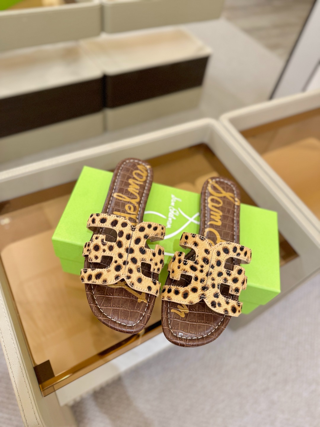 SAM EDELMAN（三姆爱德曼） 是来自纽约的轻奢设计师品牌 虞书欣代言同款🫰时尚休闲一字拖鞋 美式