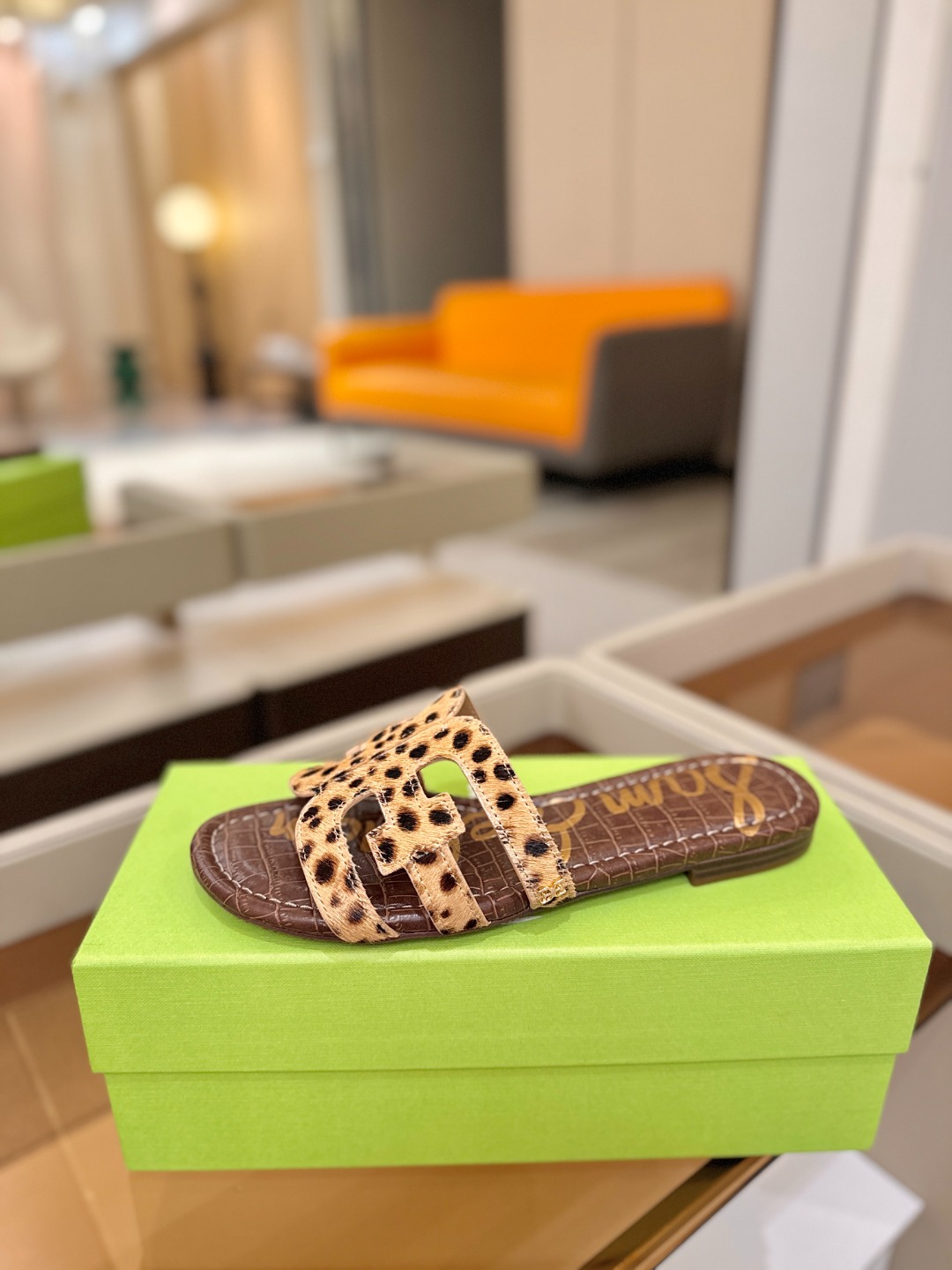 SAM EDELMAN（三姆爱德曼） 是来自纽约的轻奢设计师品牌 虞书欣代言同款🫰时尚休闲一字拖鞋 美式
