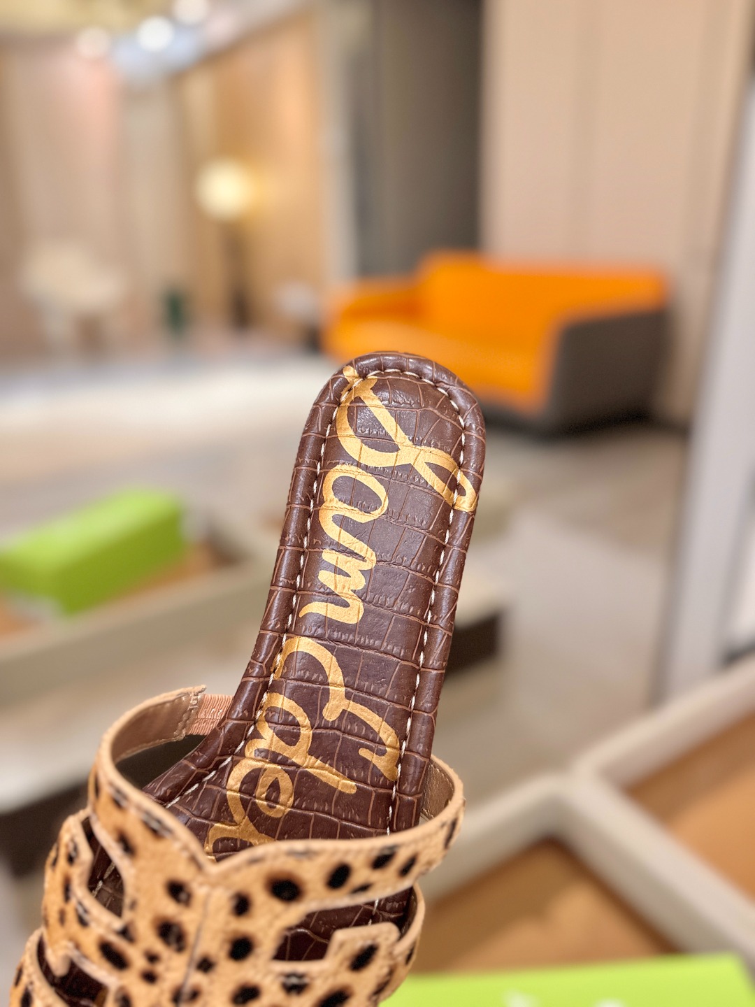 SAM EDELMAN（三姆爱德曼） 是来自纽约的轻奢设计师品牌 虞书欣代言同款🫰时尚休闲一字拖鞋 美式