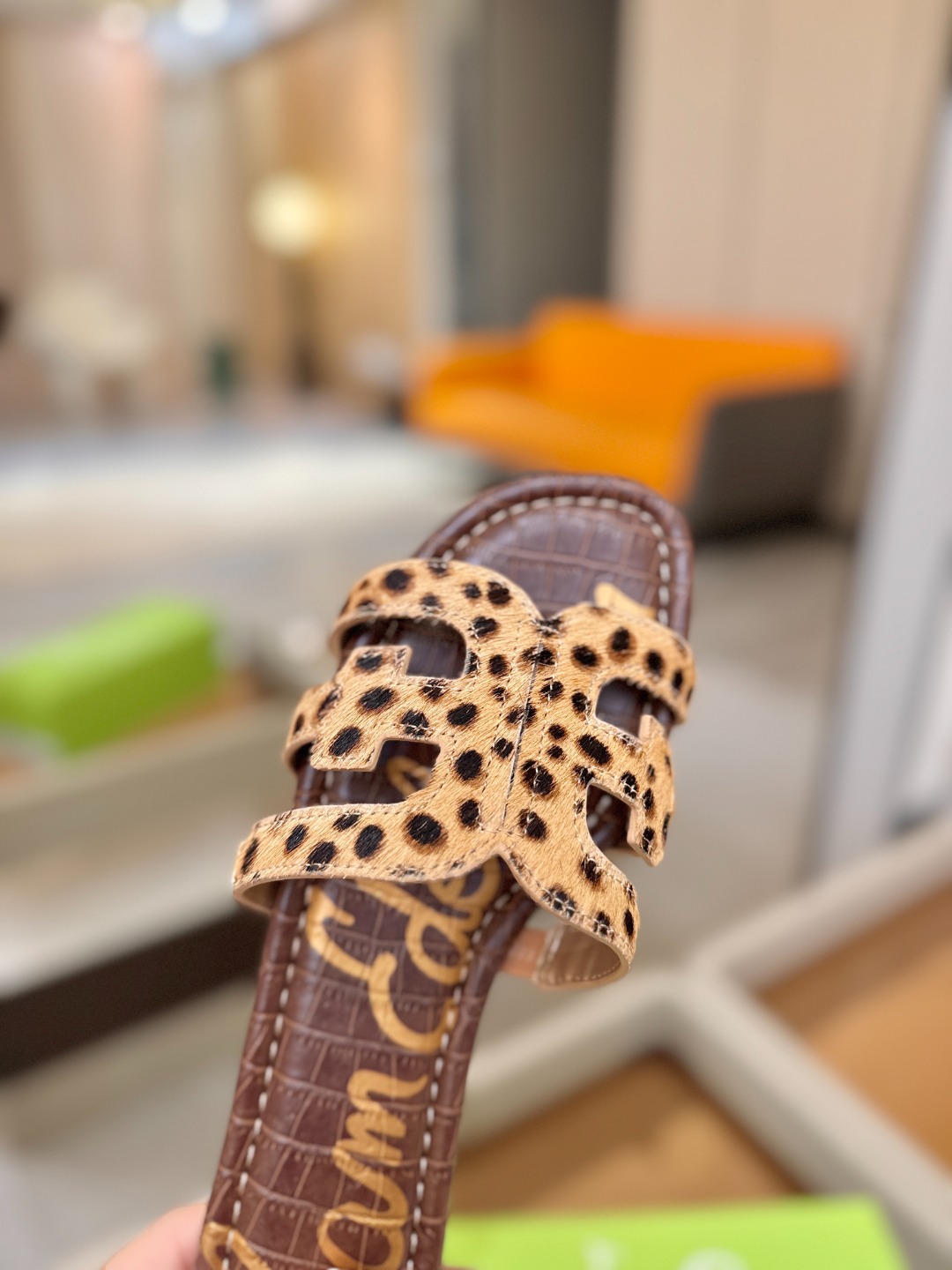 SAM EDELMAN（三姆爱德曼） 是来自纽约的轻奢设计师品牌 虞书欣代言同款🫰时尚休闲一字拖鞋 美式