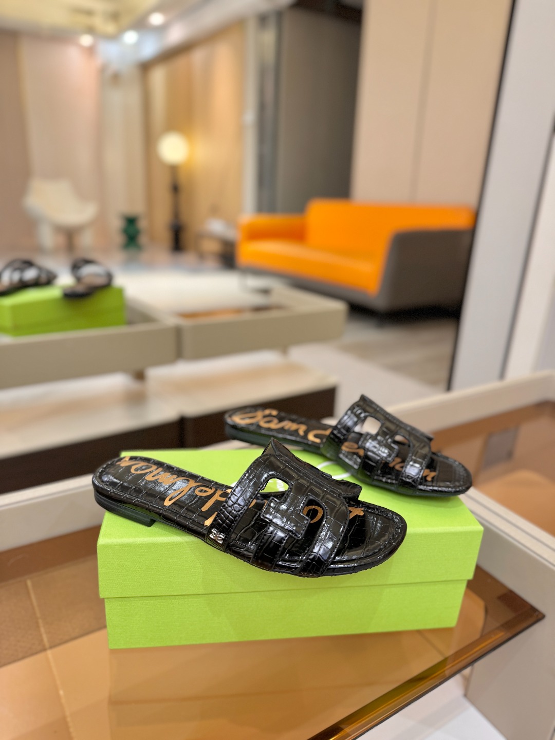 SAM EDELMAN(三姆爱德曼) 是来自纽约的轻奢设计师品牌 虞书欣代言同款🫰时尚休闲一字拖鞋 美式 SAM EDELMAN(三姆爱德曼) 是来自纽约的轻奢设计师品牌 虞书欣代言同款🫰时尚休闲一字拖鞋 美式