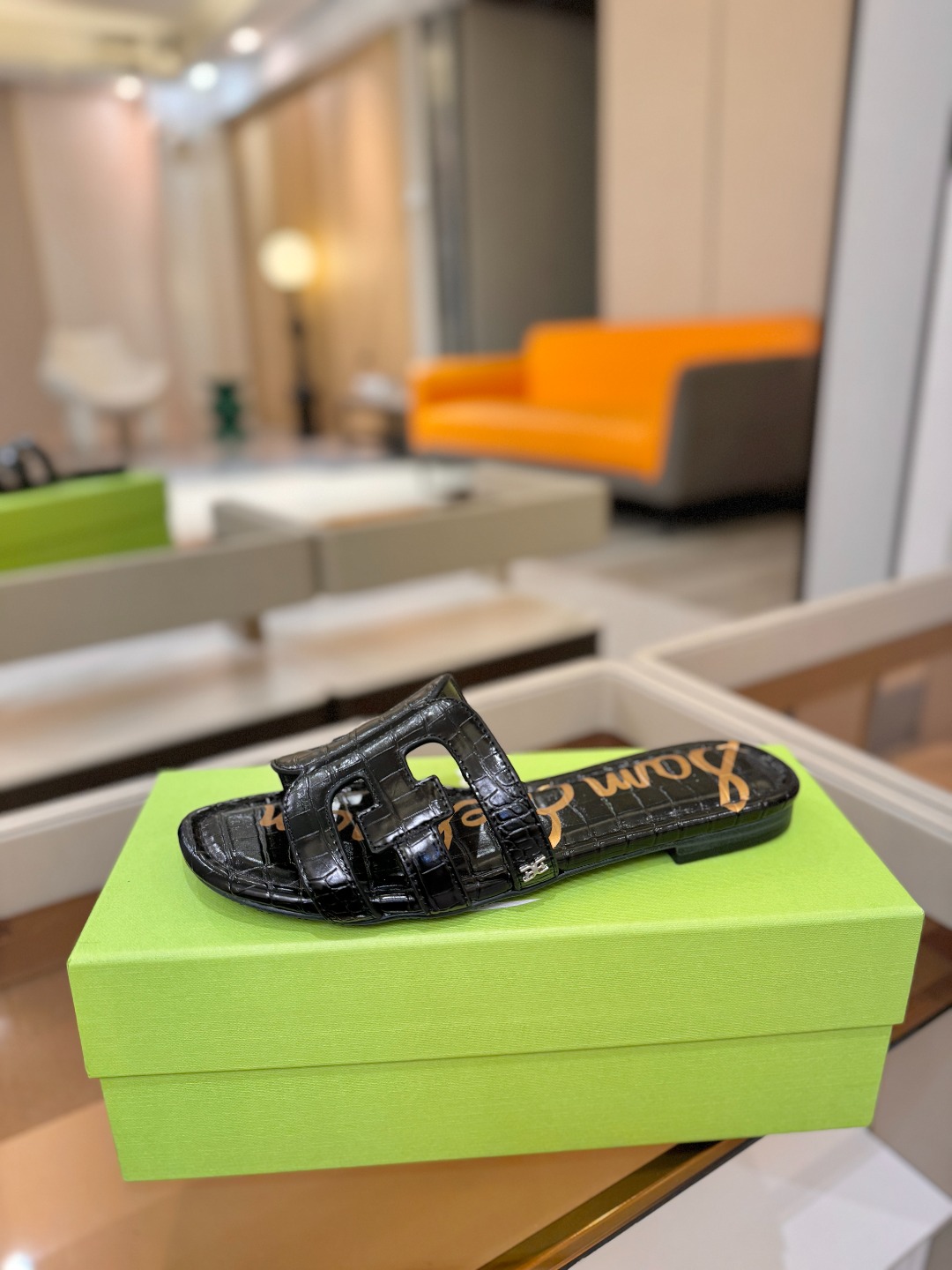 SAM EDELMAN（三姆爱德曼） 是来自纽约的轻奢设计师品牌 虞书欣代言同款🫰时尚休闲一字拖鞋 美式