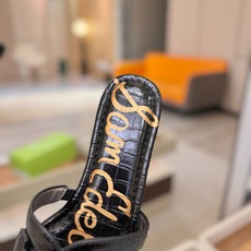SAM EDELMAN(三姆爱德曼) 是来自纽约的轻奢设计师品牌 虞书欣代言同款🫰时尚休闲一字拖鞋 美式 SAM EDELMAN(三姆爱德曼) 是来自纽约的轻奢设计师品牌 虞书欣代言同款🫰时尚休闲一字拖鞋 美式