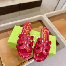 SAM EDELMAN(三姆爱德曼) 是来自纽约的轻奢设计师品牌 虞书欣代言同款🫰时尚休闲一字拖鞋 美式 SAM EDELMAN(三姆爱德曼) 是来自纽约的轻奢设计师品牌 虞书欣代言同款🫰时尚休闲一字拖鞋 美式