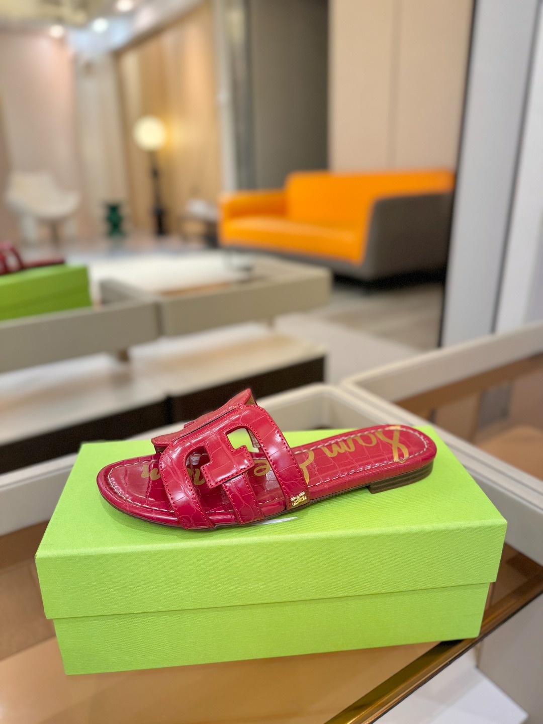 SAM EDELMAN（三姆爱德曼） 是来自纽约的轻奢设计师品牌 虞书欣代言同款🫰时尚休闲一字拖鞋 美式