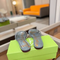 SAM EDELMAN(三姆爱德曼) 是来自纽约的轻奢设计师品牌 虞书欣代言同款🫰时尚休闲一字拖鞋 美式 SAM EDELMAN(三姆爱德曼) 是来自纽约的轻奢设计师品牌 虞书欣代言同款🫰时尚休闲一字拖鞋 美式