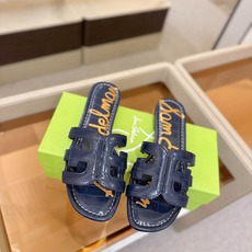 SAM EDELMAN(三姆爱德曼) 是来自纽约的轻奢设计师品牌 虞书欣代言同款🫰时尚休闲一字拖鞋 美式 SAM EDELMAN(三姆爱德曼) 是来自纽约的轻奢设计师品牌 虞书欣代言同款🫰时尚休闲一字拖鞋 美式