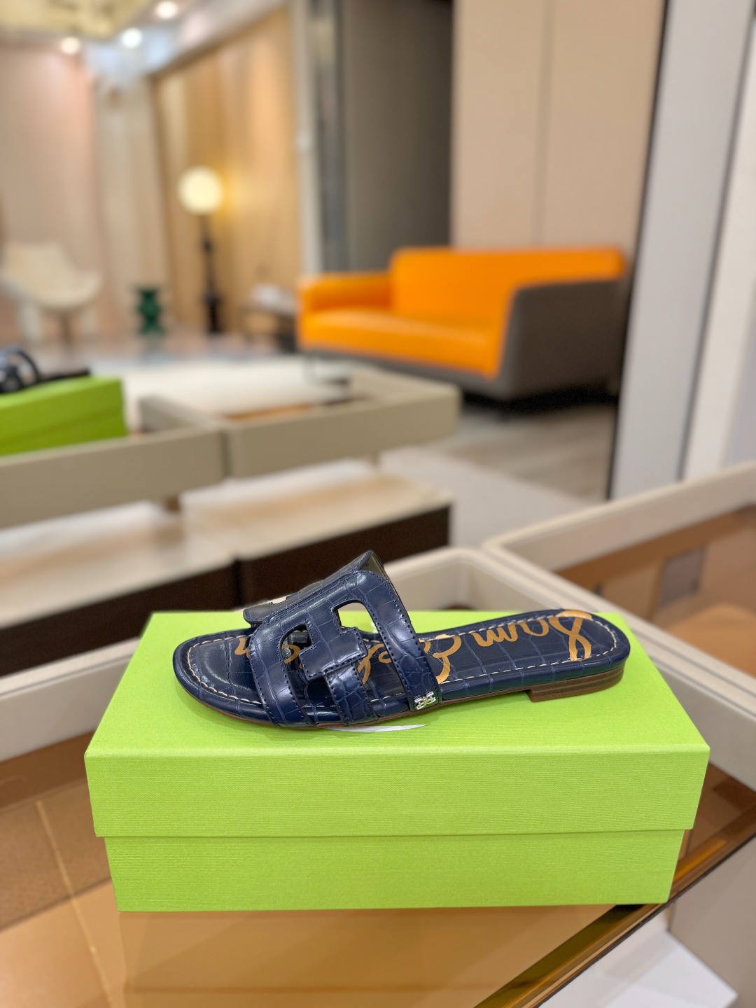SAM EDELMAN（三姆爱德曼） 是来自纽约的轻奢设计师品牌 虞书欣代言同款🫰时尚休闲一字拖鞋 美式