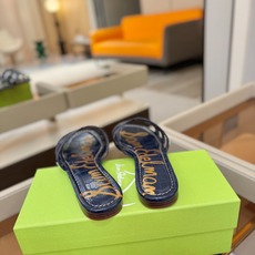 SAM EDELMAN(三姆爱德曼) 是来自纽约的轻奢设计师品牌 虞书欣代言同款🫰时尚休闲一字拖鞋 美式 SAM EDELMAN(三姆爱德曼) 是来自纽约的轻奢设计师品牌 虞书欣代言同款🫰时尚休闲一字拖鞋 美式
