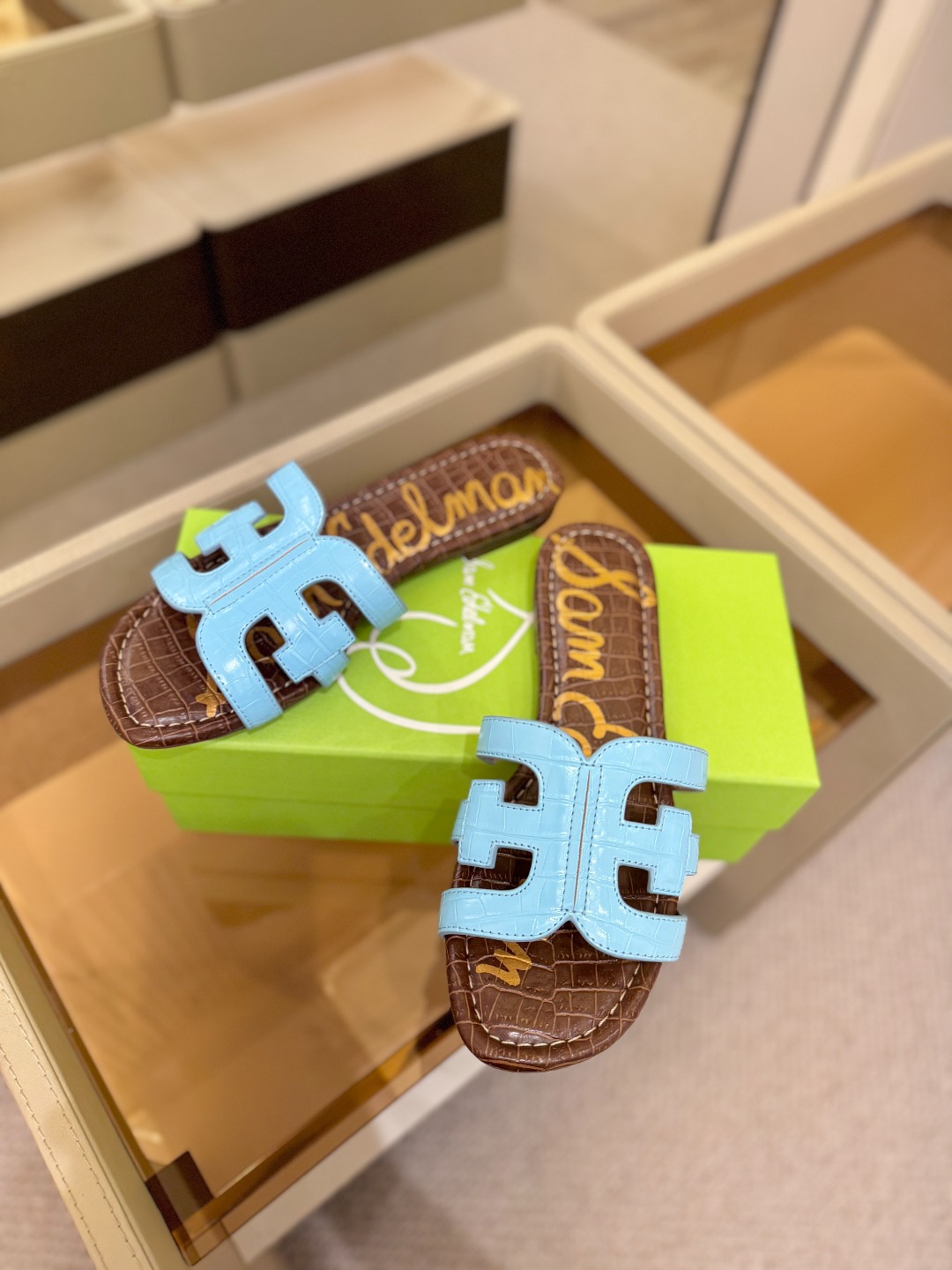 SAM EDELMAN(三姆爱德曼) 是来自纽约的轻奢设计师品牌 虞书欣代言同款🫰时尚休闲一字拖鞋 美式 SAM EDELMAN(三姆爱德曼) 是来自纽约的轻奢设计师品牌 虞书欣代言同款🫰时尚休闲一字拖鞋 美式