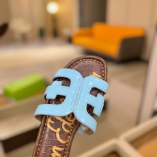 SAM EDELMAN(三姆爱德曼) 是来自纽约的轻奢设计师品牌 虞书欣代言同款🫰时尚休闲一字拖鞋 美式 SAM EDELMAN(三姆爱德曼) 是来自纽约的轻奢设计师品牌 虞书欣代言同款🫰时尚休闲一字拖鞋 美式