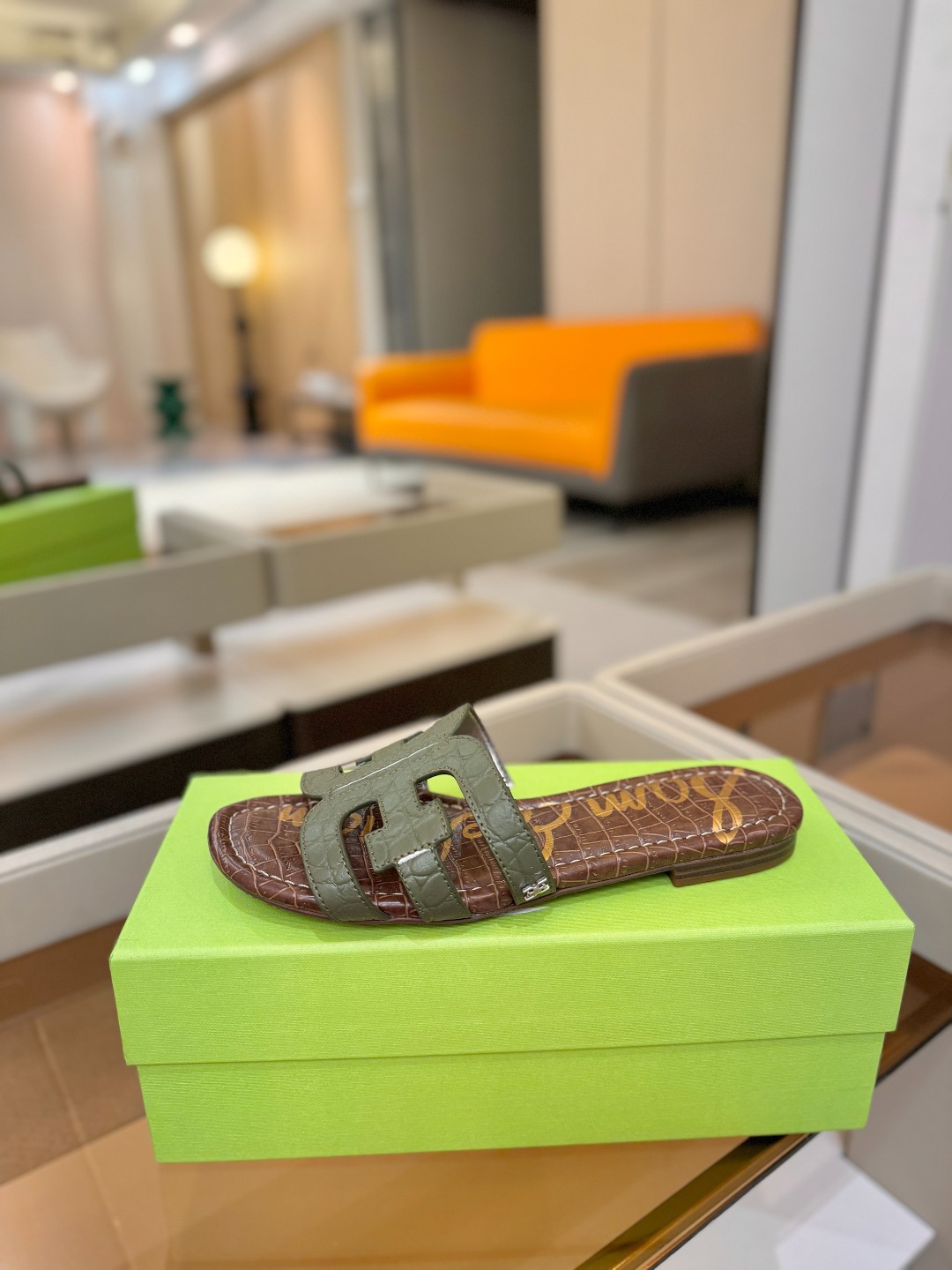 SAM EDELMAN（三姆爱德曼） 是来自纽约的轻奢设计师品牌 虞书欣代言同款🫰时尚休闲一字拖鞋 美式