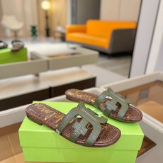 SAM EDELMAN(三姆爱德曼) 是来自纽约的轻奢设计师品牌 虞书欣代言同款🫰时尚休闲一字拖鞋 美式 SAM EDELMAN(三姆爱德曼) 是来自纽约的轻奢设计师品牌 虞书欣代言同款🫰时尚休闲一字拖鞋 美式