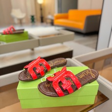 SAM EDELMAN(三姆爱德曼) 是来自纽约的轻奢设计师品牌 虞书欣代言同款🫰时尚休闲一字拖鞋 美式 SAM EDELMAN(三姆爱德曼) 是来自纽约的轻奢设计师品牌 虞书欣代言同款🫰时尚休闲一字拖鞋 美式