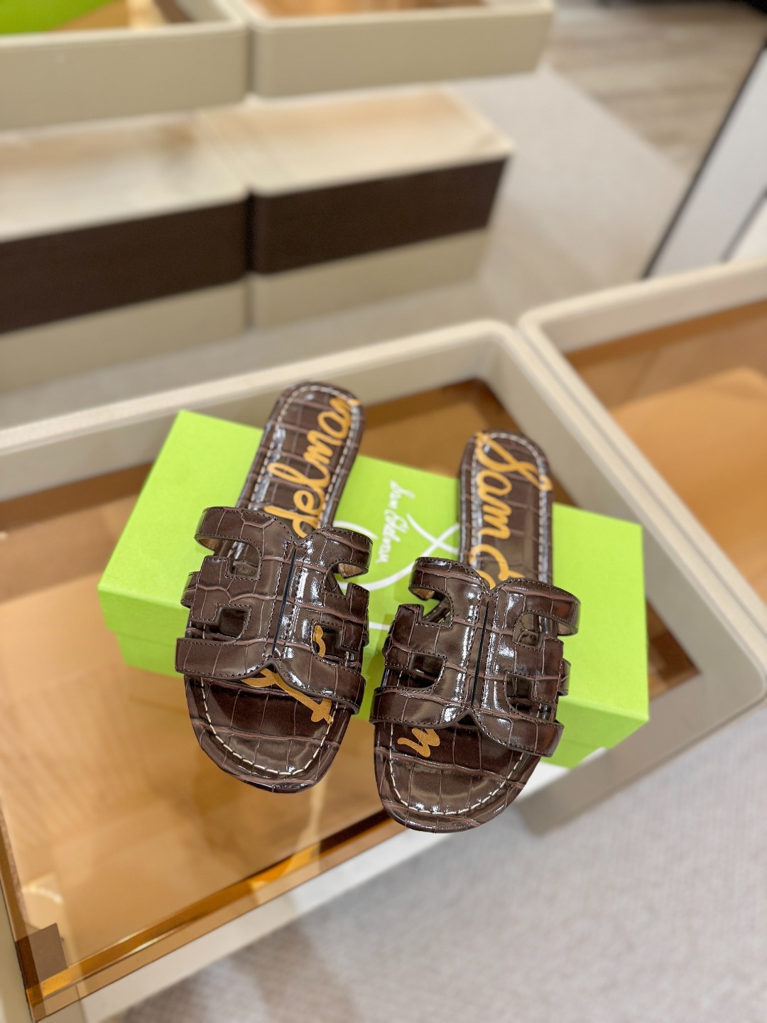 SAM EDELMAN（三姆爱德曼） 是来自纽约的轻奢设计师品牌 虞书欣代言同款🫰时尚休闲一字拖鞋 美式