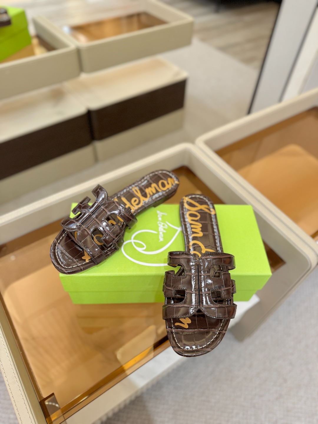 SAM EDELMAN（三姆爱德曼） 是来自纽约的轻奢设计师品牌 虞书欣代言同款🫰时尚休闲一字拖鞋 美式