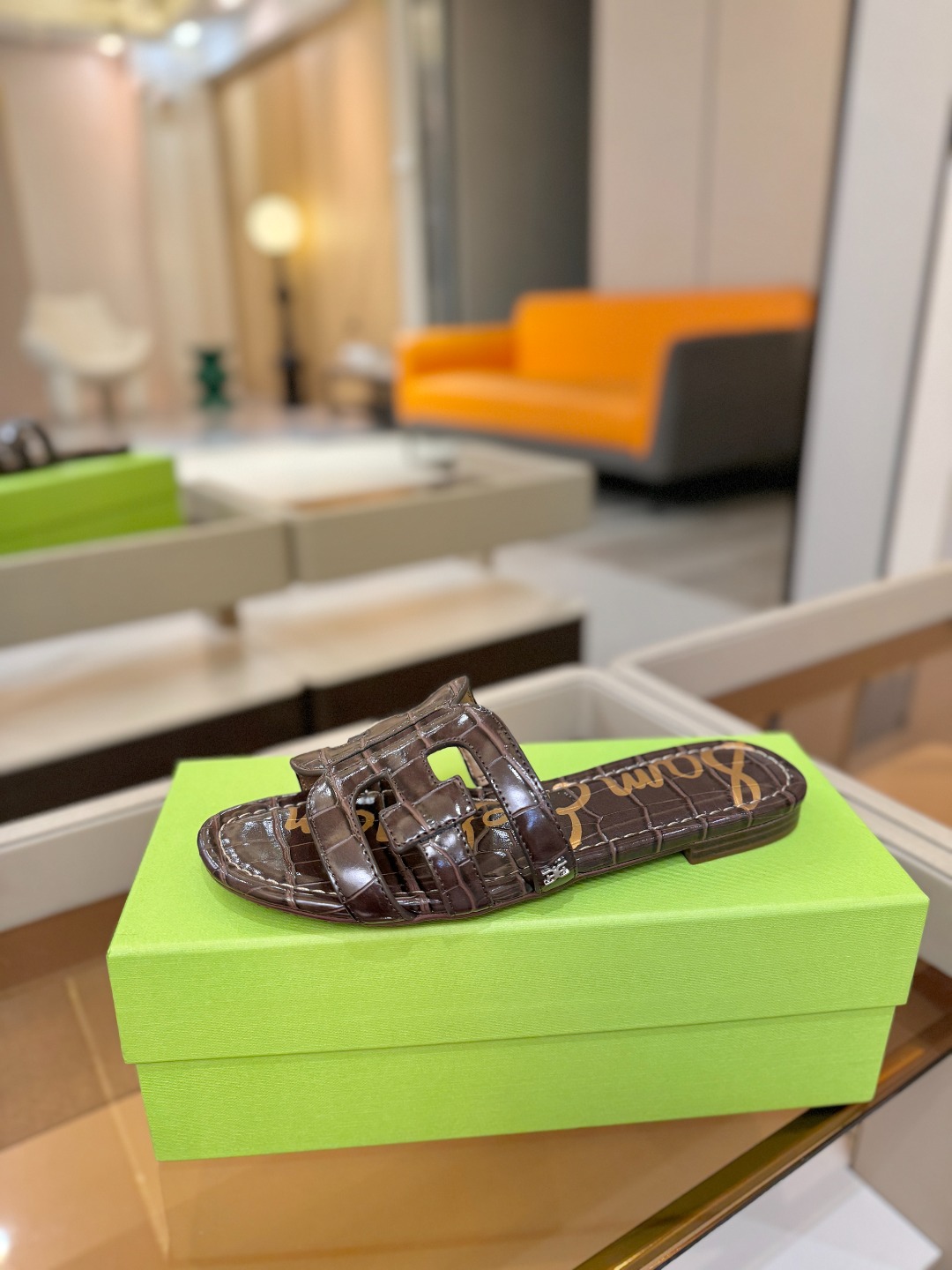 SAM EDELMAN（三姆爱德曼） 是来自纽约的轻奢设计师品牌 虞书欣代言同款🫰时尚休闲一字拖鞋 美式