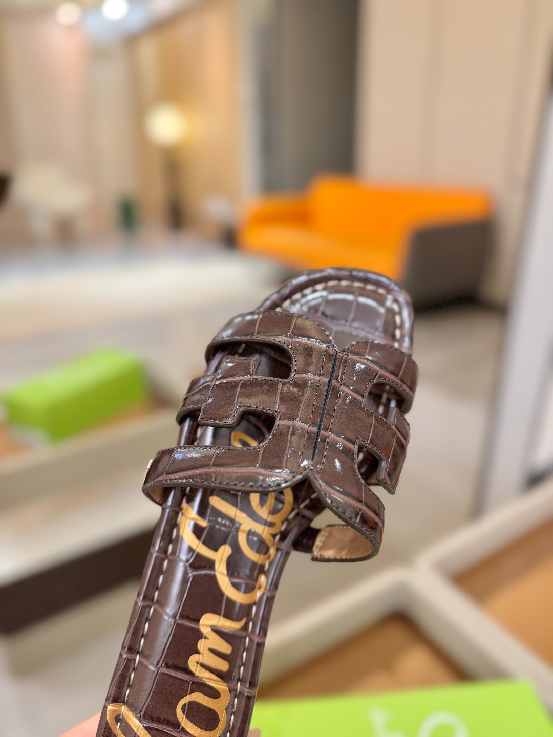 SAM EDELMAN（三姆爱德曼） 是来自纽约的轻奢设计师品牌 虞书欣代言同款🫰时尚休闲一字拖鞋 美式