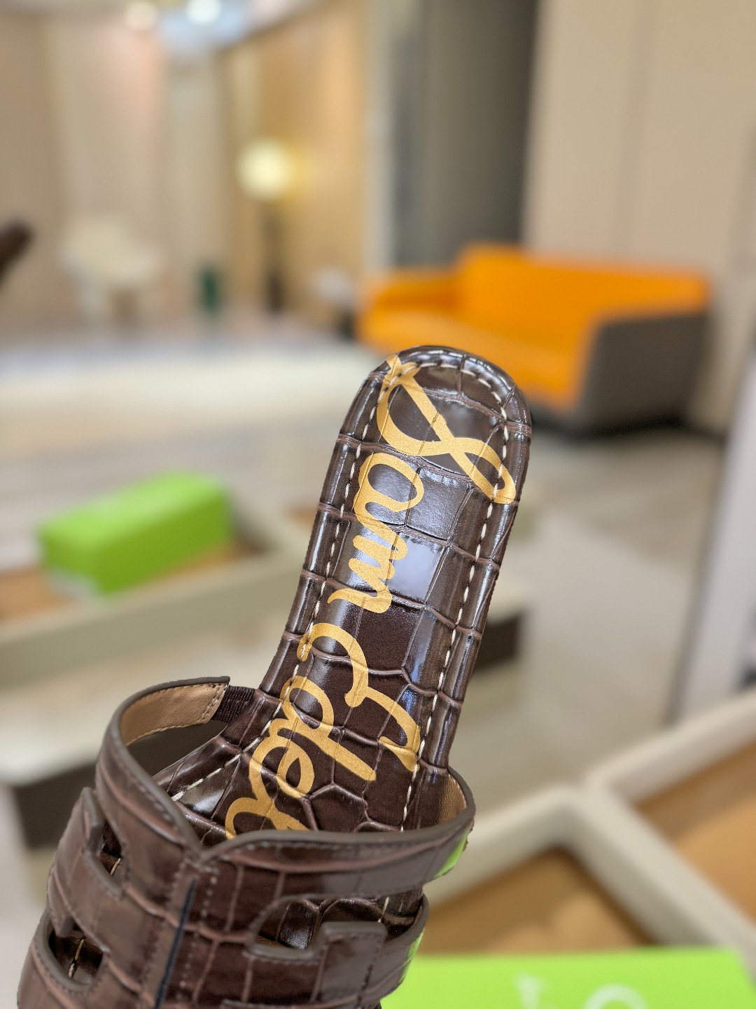 SAM EDELMAN（三姆爱德曼） 是来自纽约的轻奢设计师品牌 虞书欣代言同款🫰时尚休闲一字拖鞋 美式