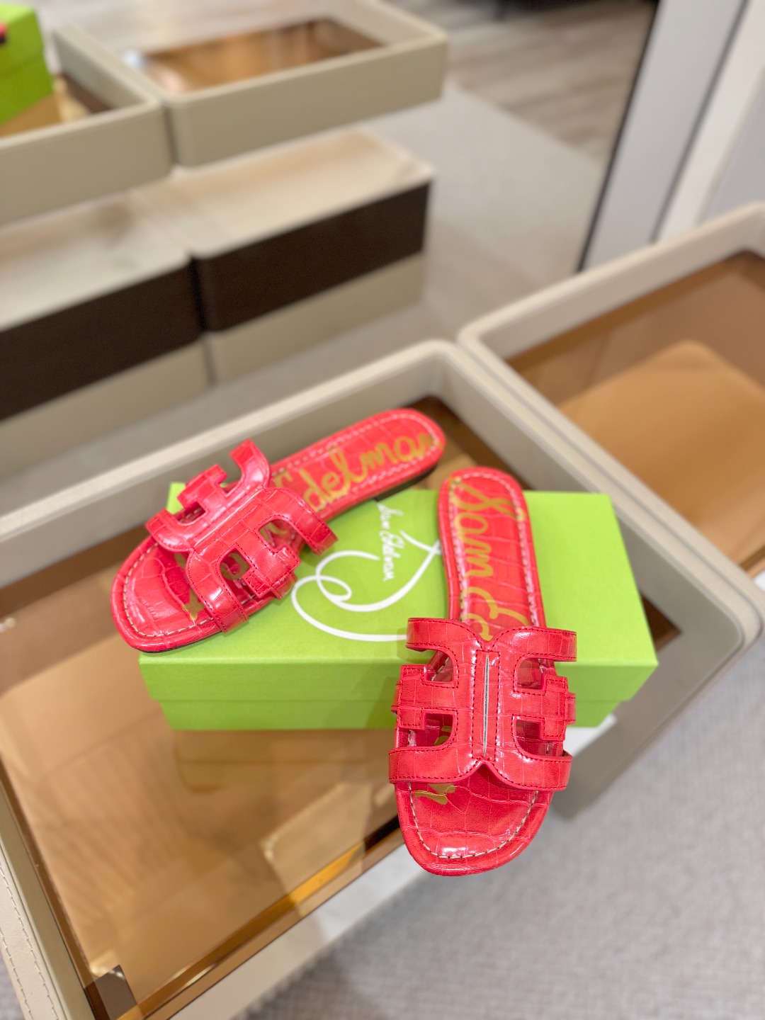 SAM EDELMAN(三姆爱德曼) 是来自纽约的轻奢设计师品牌 虞书欣代言同款🫰时尚休闲一字拖鞋 美式 SAM EDELMAN(三姆爱德曼) 是来自纽约的轻奢设计师品牌 虞书欣代言同款🫰时尚休闲一字拖鞋 美式