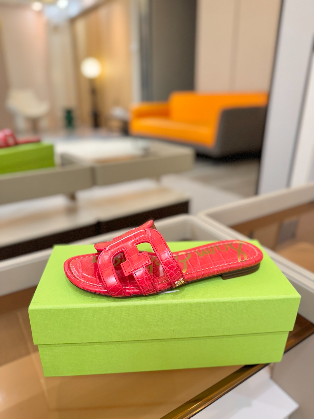 SAM EDELMAN（三姆爱德曼） 是来自纽约的轻奢设计师品牌 虞书欣代言同款🫰时尚休闲一字拖鞋 美式