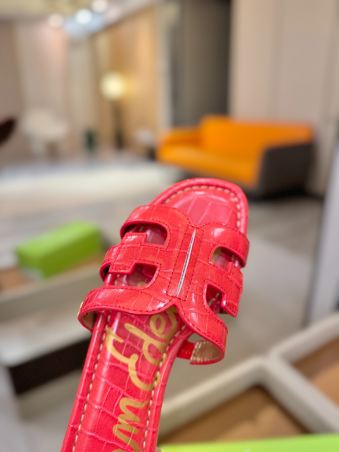 SAM EDELMAN(三姆爱德曼) 是来自纽约的轻奢设计师品牌 虞书欣代言同款🫰时尚休闲一字拖鞋 美式 SAM EDELMAN(三姆爱德曼) 是来自纽约的轻奢设计师品牌 虞书欣代言同款🫰时尚休闲一字拖鞋 美式