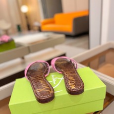 SAM EDELMAN(三姆爱德曼) 是来自纽约的轻奢设计师品牌 虞书欣代言同款🫰时尚休闲一字拖鞋 美式 SAM EDELMAN(三姆爱德曼) 是来自纽约的轻奢设计师品牌 虞书欣代言同款🫰时尚休闲一字拖鞋 美式