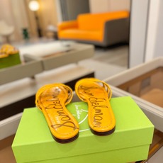 SAM EDELMAN(三姆爱德曼) 是来自纽约的轻奢设计师品牌 虞书欣代言同款🫰时尚休闲一字拖鞋 美式 SAM EDELMAN(三姆爱德曼) 是来自纽约的轻奢设计师品牌 虞书欣代言同款🫰时尚休闲一字拖鞋 美式
