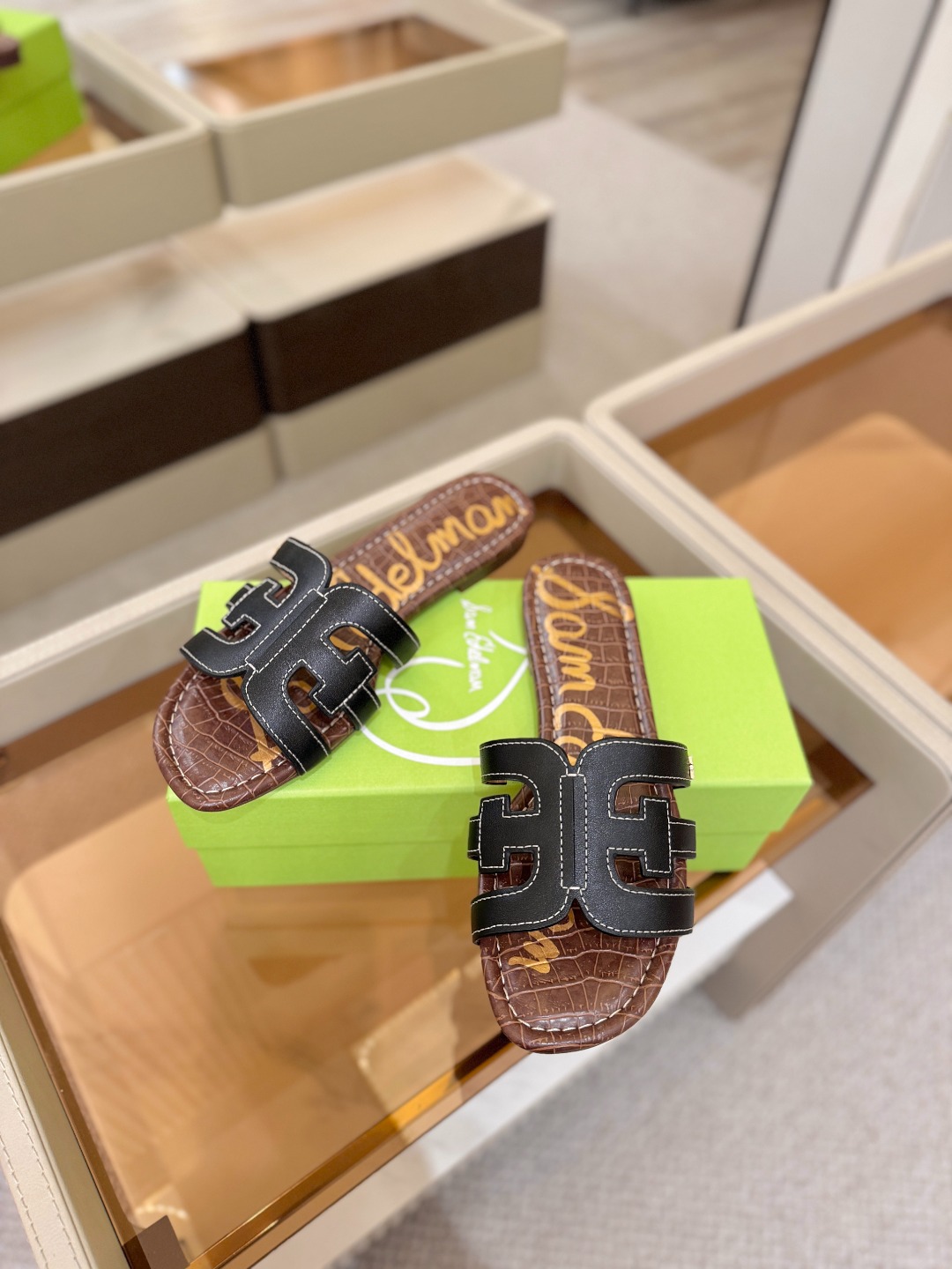 SAM EDELMAN(三姆爱德曼) 是来自纽约的轻奢设计师品牌 虞书欣代言同款🫰时尚休闲一字拖鞋 美式 SAM EDELMAN(三姆爱德曼) 是来自纽约的轻奢设计师品牌 虞书欣代言同款🫰时尚休闲一字拖鞋 美式