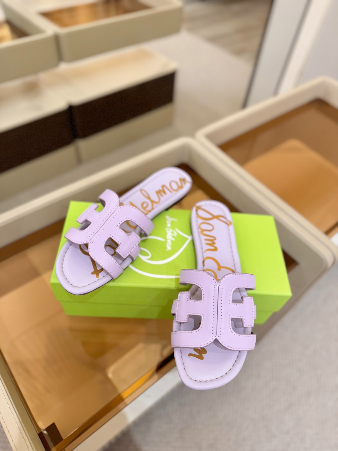 SAM EDELMAN(三姆爱德曼) 是来自纽约的轻奢设计师品牌 虞书欣代言同款🫰时尚休闲一字拖鞋 美式 SAM EDELMAN(三姆爱德曼) 是来自纽约的轻奢设计师品牌 虞书欣代言同款🫰时尚休闲一字拖鞋 美式