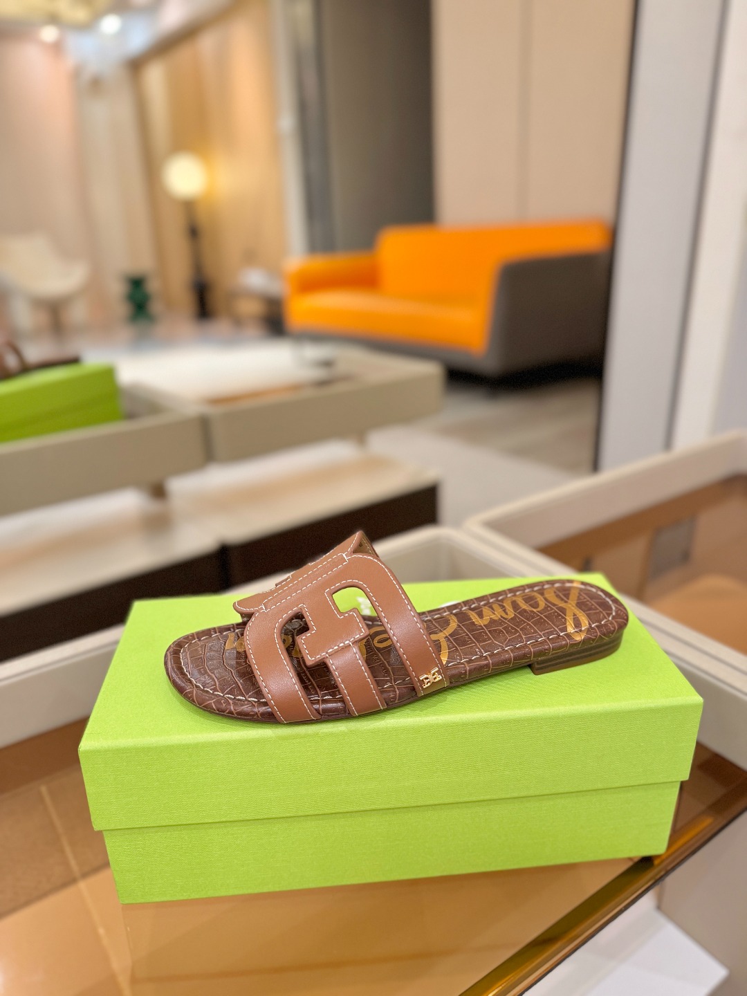 SAM EDELMAN（三姆爱德曼） 是来自纽约的轻奢设计师品牌 虞书欣代言同款🫰时尚休闲一字拖鞋 美式