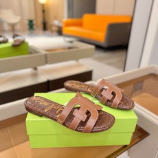 SAM EDELMAN(三姆爱德曼) 是来自纽约的轻奢设计师品牌 虞书欣代言同款🫰时尚休闲一字拖鞋 美式 SAM EDELMAN(三姆爱德曼) 是来自纽约的轻奢设计师品牌 虞书欣代言同款🫰时尚休闲一字拖鞋 美式