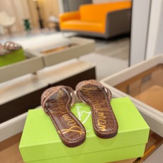 SAM EDELMAN(三姆爱德曼) 是来自纽约的轻奢设计师品牌 虞书欣代言同款🫰时尚休闲一字拖鞋 美式 SAM EDELMAN(三姆爱德曼) 是来自纽约的轻奢设计师品牌 虞书欣代言同款🫰时尚休闲一字拖鞋 美式