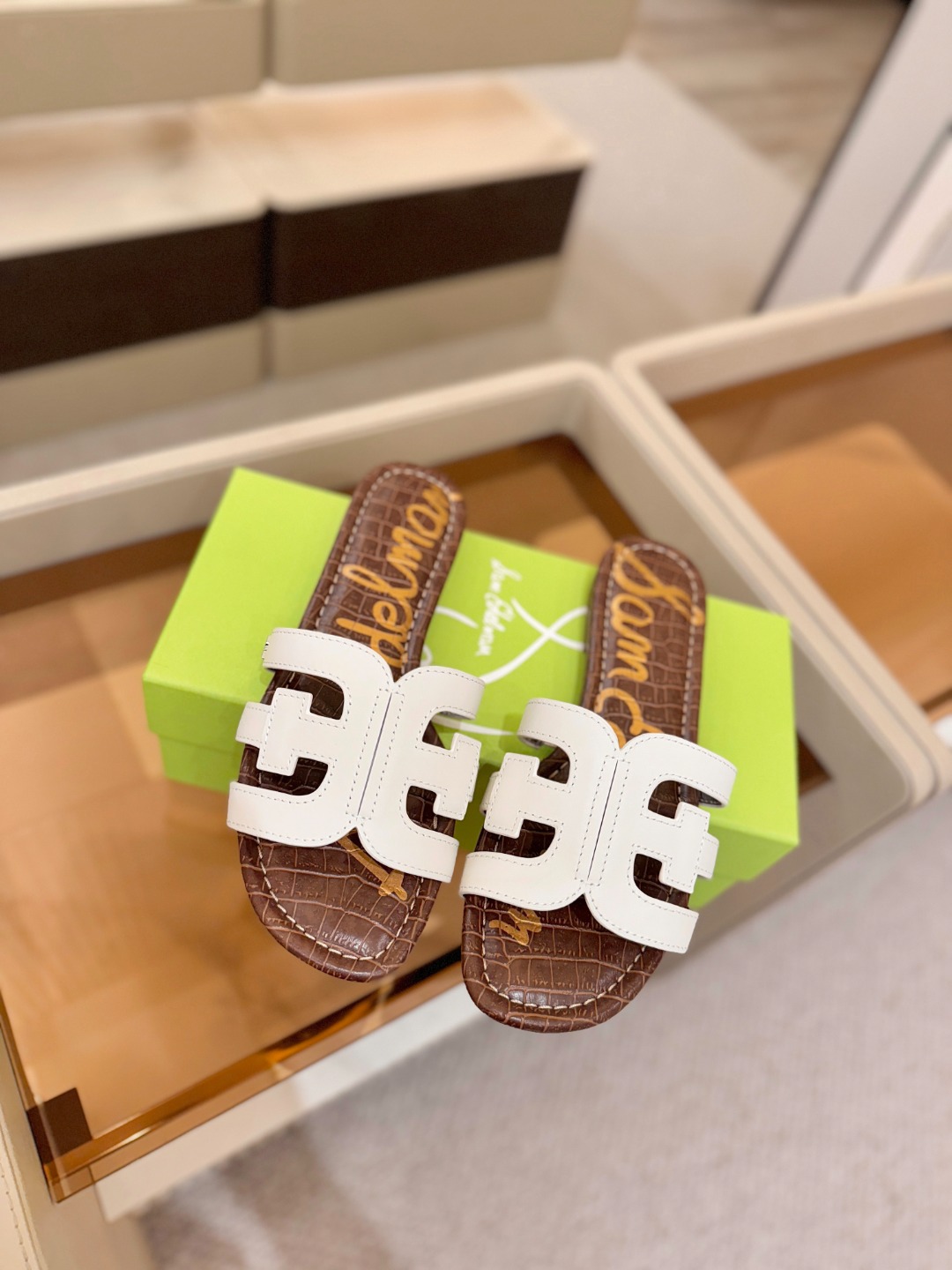 SAM EDELMAN（三姆爱德曼） 是来自纽约的轻奢设计师品牌 虞书欣代言同款🫰时尚休闲一字拖鞋 美式
