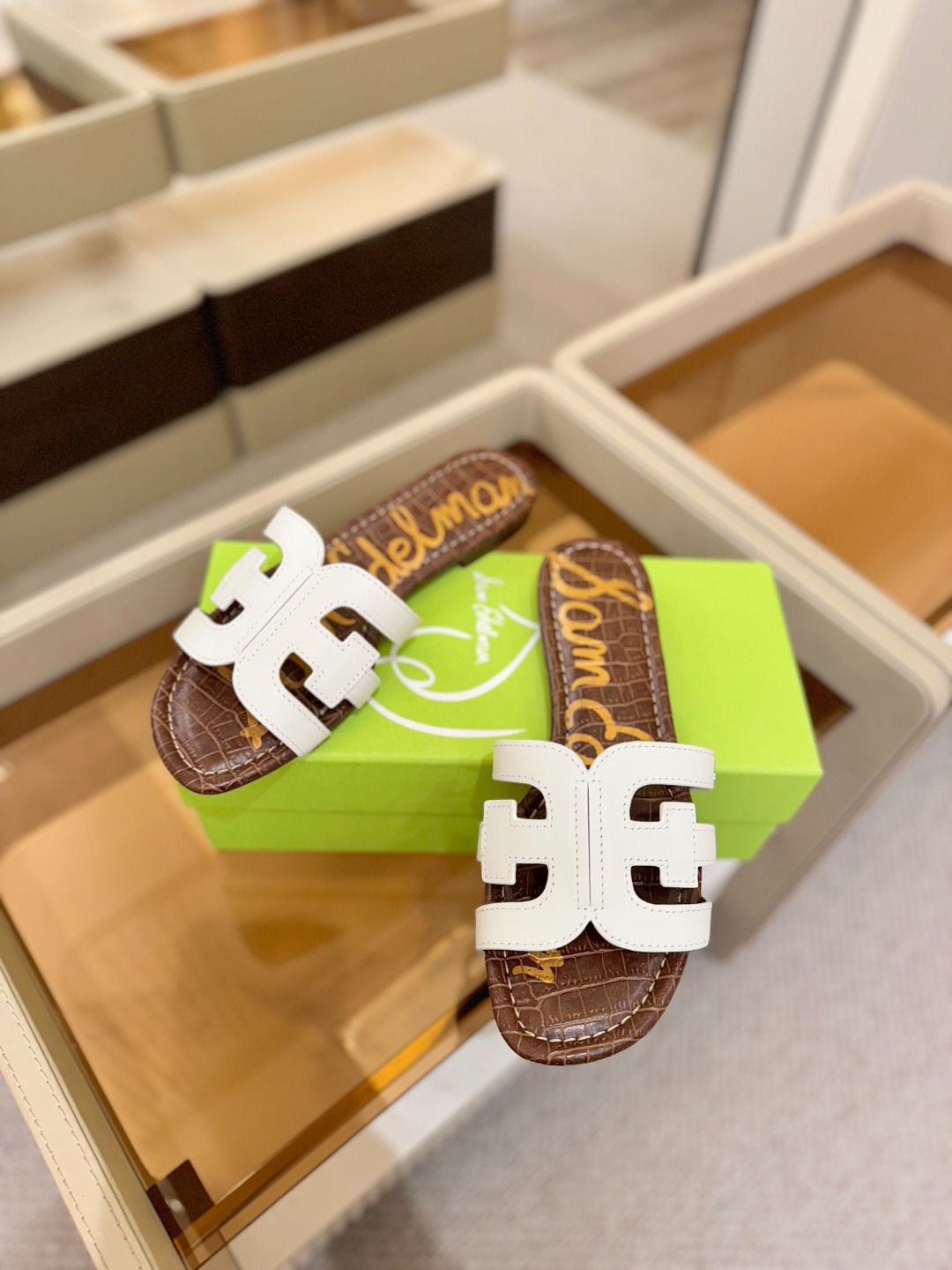 SAM EDELMAN（三姆爱德曼） 是来自纽约的轻奢设计师品牌 虞书欣代言同款🫰时尚休闲一字拖鞋 美式