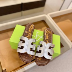 SAM EDELMAN(三姆爱德曼) 是来自纽约的轻奢设计师品牌 虞书欣代言同款🫰时尚休闲一字拖鞋 美式 SAM EDELMAN(三姆爱德曼) 是来自纽约的轻奢设计师品牌 虞书欣代言同款🫰时尚休闲一字拖鞋 美式