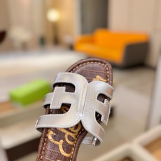 SAM EDELMAN(三姆爱德曼) 是来自纽约的轻奢设计师品牌 虞书欣代言同款🫰时尚休闲一字拖鞋 美式 SAM EDELMAN(三姆爱德曼) 是来自纽约的轻奢设计师品牌 虞书欣代言同款🫰时尚休闲一字拖鞋 美式