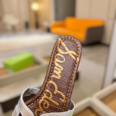 SAM EDELMAN(三姆爱德曼) 是来自纽约的轻奢设计师品牌 虞书欣代言同款🫰时尚休闲一字拖鞋 美式 SAM EDELMAN(三姆爱德曼) 是来自纽约的轻奢设计师品牌 虞书欣代言同款🫰时尚休闲一字拖鞋 美式