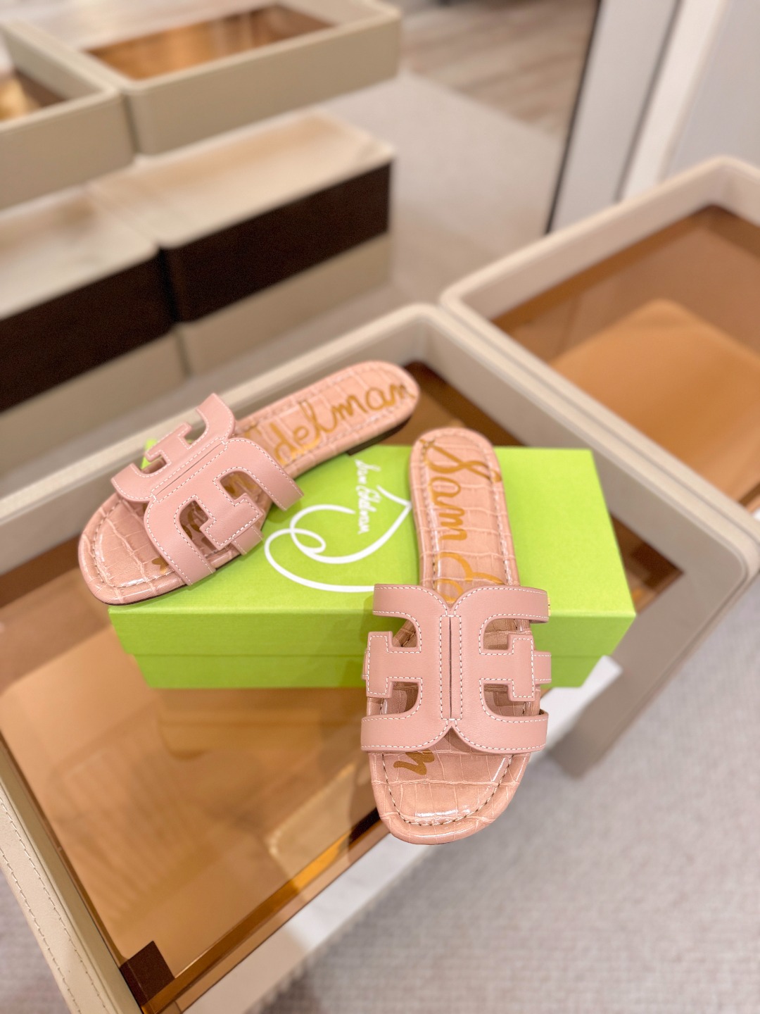 SAM EDELMAN(三姆爱德曼) 是来自纽约的轻奢设计师品牌 虞书欣代言同款🫰时尚休闲一字拖鞋 美式 SAM EDELMAN(三姆爱德曼) 是来自纽约的轻奢设计师品牌 虞书欣代言同款🫰时尚休闲一字拖鞋 美式