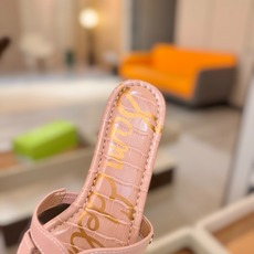 SAM EDELMAN(三姆爱德曼) 是来自纽约的轻奢设计师品牌 虞书欣代言同款🫰时尚休闲一字拖鞋 美式 SAM EDELMAN(三姆爱德曼) 是来自纽约的轻奢设计师品牌 虞书欣代言同款🫰时尚休闲一字拖鞋 美式