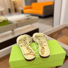 SAM EDELMAN(三姆爱德曼) 是来自纽约的轻奢设计师品牌 虞书欣代言同款🫰时尚休闲一字拖鞋 美式 SAM EDELMAN(三姆爱德曼) 是来自纽约的轻奢设计师品牌 虞书欣代言同款🫰时尚休闲一字拖鞋 美式