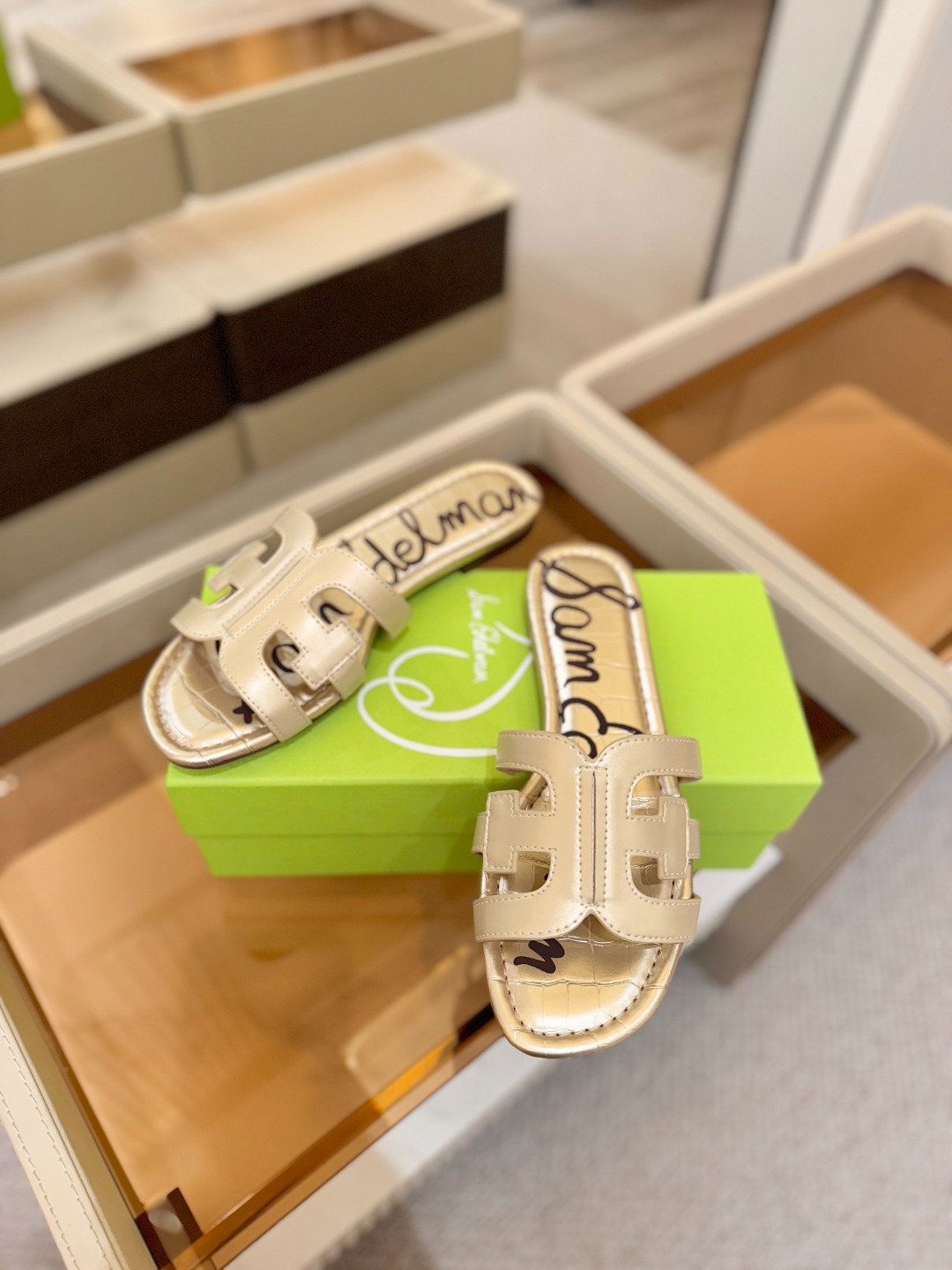 SAM EDELMAN(三姆爱德曼) 是来自纽约的轻奢设计师品牌 虞书欣代言同款🫰时尚休闲一字拖鞋 美式 SAM EDELMAN(三姆爱德曼) 是来自纽约的轻奢设计师品牌 虞书欣代言同款🫰时尚休闲一字拖鞋 美式