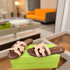 SAM EDELMAN(三姆爱德曼) 是来自纽约的轻奢设计师品牌 虞书欣代言同款🫰时尚休闲一字拖鞋 美式 SAM EDELMAN(三姆爱德曼) 是来自纽约的轻奢设计师品牌 虞书欣代言同款🫰时尚休闲一字拖鞋 美式